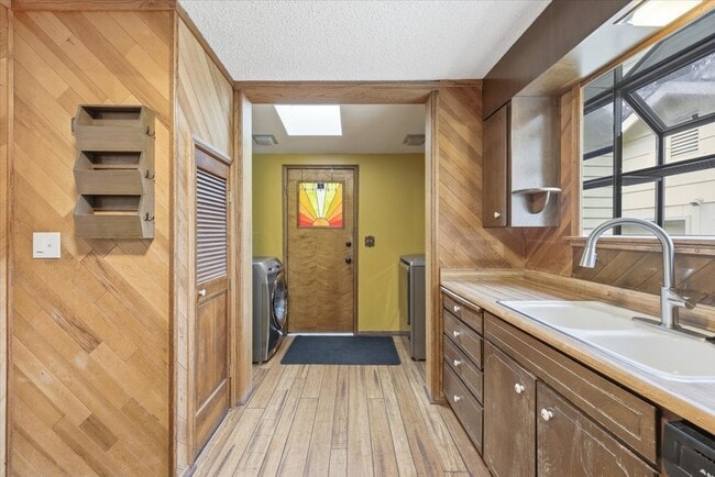 Building Photo - 173 Helman St