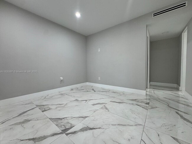 Building Photo - 15011 Coconut Ct