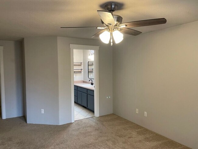 Building Photo - Nice 3 Bedroom 2 Bath home in Central Poin...