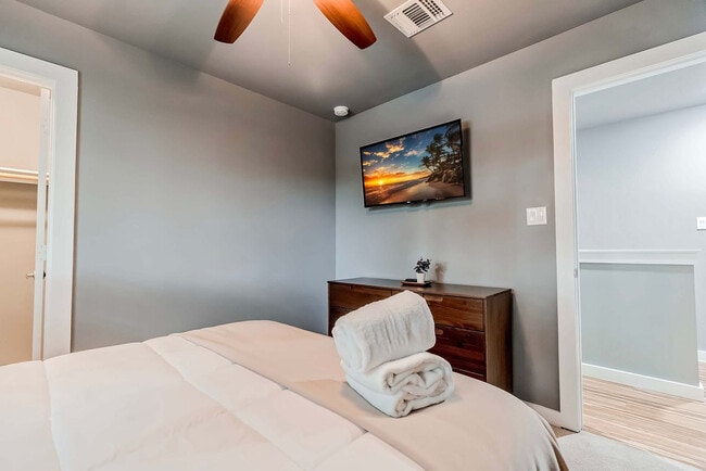 Building Photo - 2002 Rosewood Ave