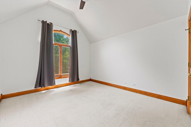 Building Photo - 552 Waters Edge Dr