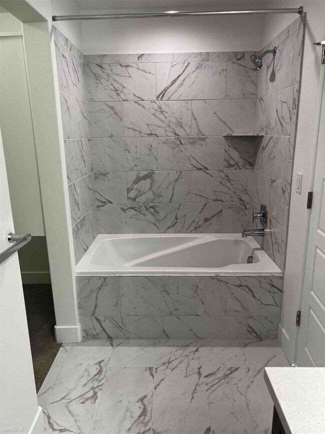 Building Photo - 4 br, 3.5 bath Townhome - 2021 South Sawmi...