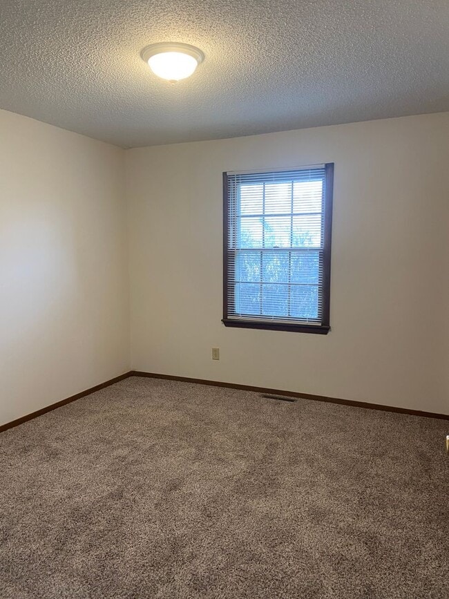 Building Photo - Like new, ranch home near Bass Pro, fully ...