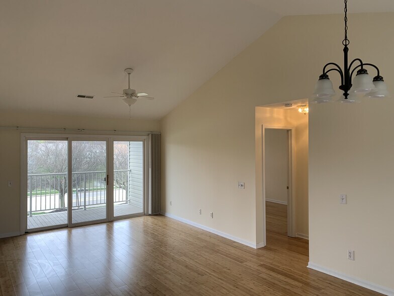 Building Photo - 4612 Court Yard Dr