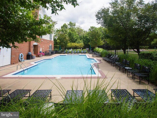 Building Photo - 4850 Eisenhower Ave