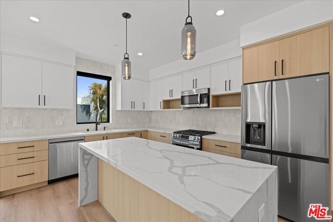 Building Photo - 4825 Satsuma Ave