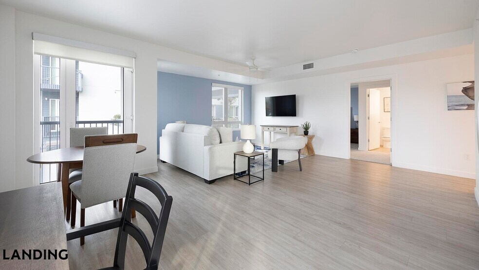 Building Photo - 707 S Farmer Ave