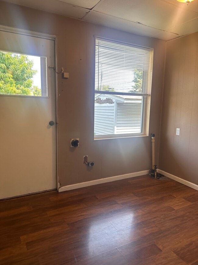 Building Photo - 3 bedroom, 1 bathroom Triplex: Martinsville