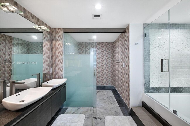 Building Photo - 200 Biscayne Blvd Way