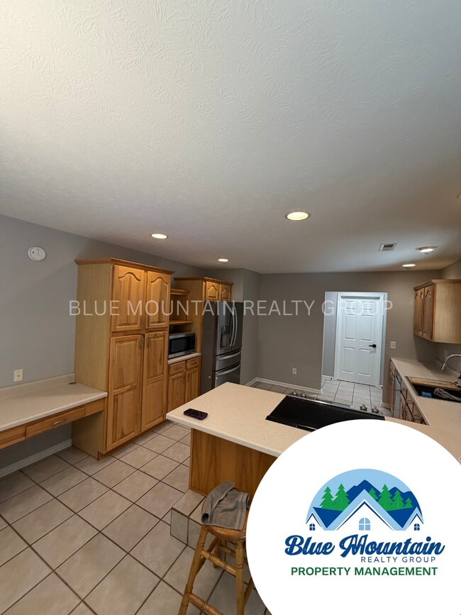 Building Photo - Canton - Easy commute to Asheville only 23 minutes