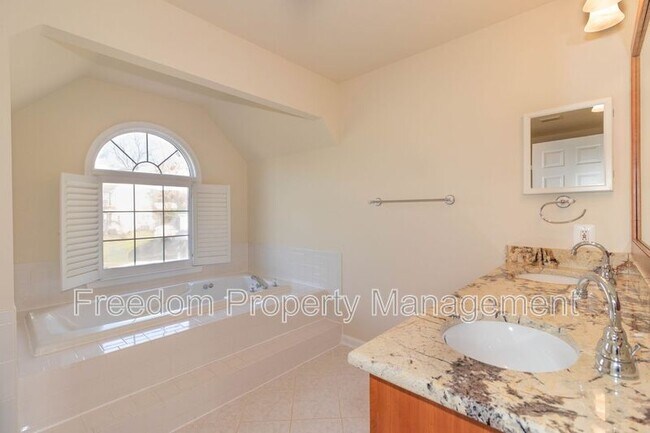 Building Photo - 80 Brookshire Dr