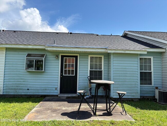 Building Photo - 723 Pinewood Dr