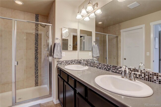 Building Photo - Beautiful 3 Bedroom 3 Bath Home Available ...
