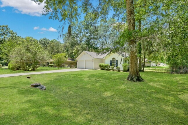 Building Photo - Spacious 3 Bedroom home