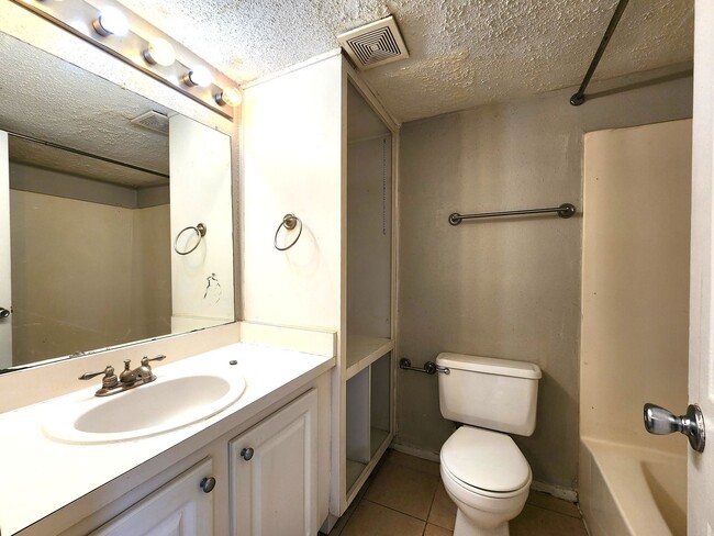 Building Photo - Ground Floor Unit; Tile/Laminate Flooring;...
