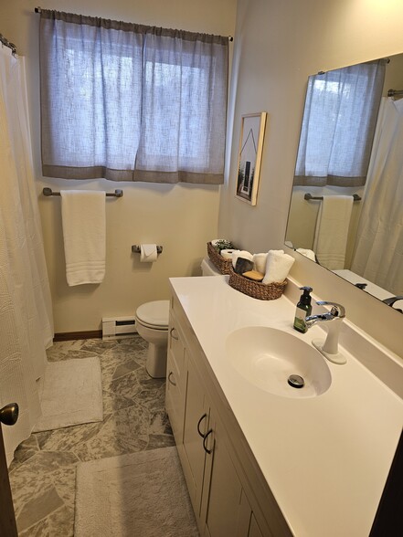 Building Photo - 1006 Oak St