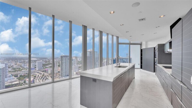 Building Photo - 200 Biscayne Blvd Way