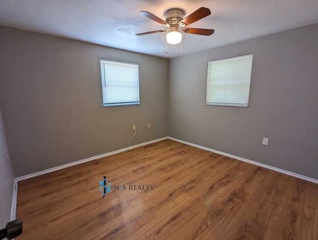 Building Photo - Must See 3/2/1 over 1000sf with tile/lamin...