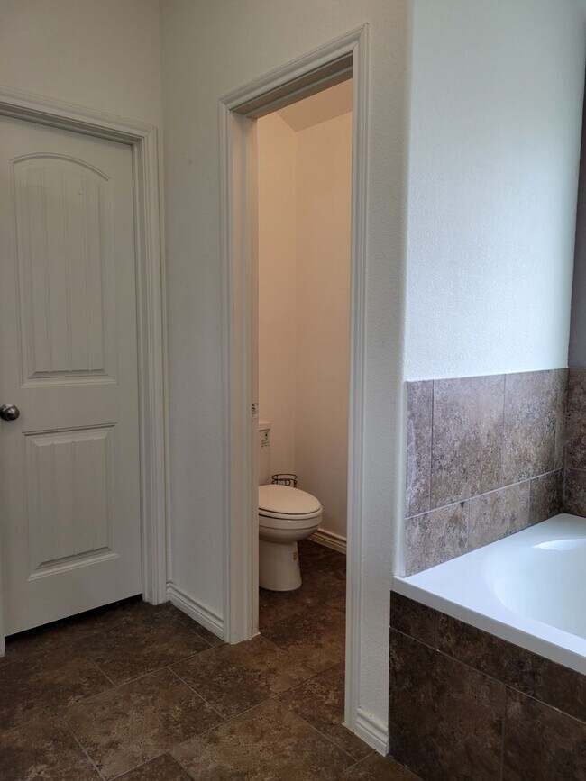 Building Photo - Open floor plan & small pets allowed! 3BD/2BA home in Killeen!