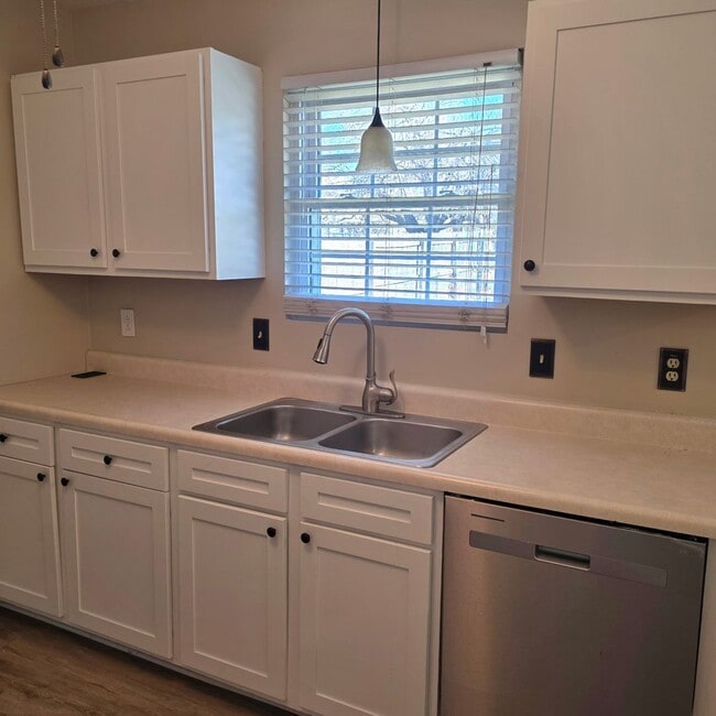 Building Photo - Great 3 bed 1.5 bath house in South Springfield