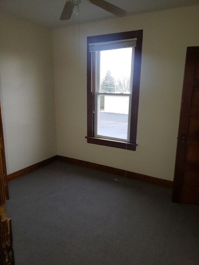 Building Photo - Section 8 Voucher Accepted / 3 BR near Ind...