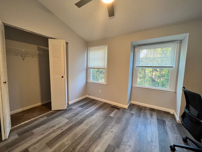 Building Photo - Newly Renovated 4 BR/3.5 BA Townhome in Su...