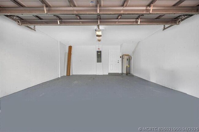Building Photo - 2725 NE 8th Ave
