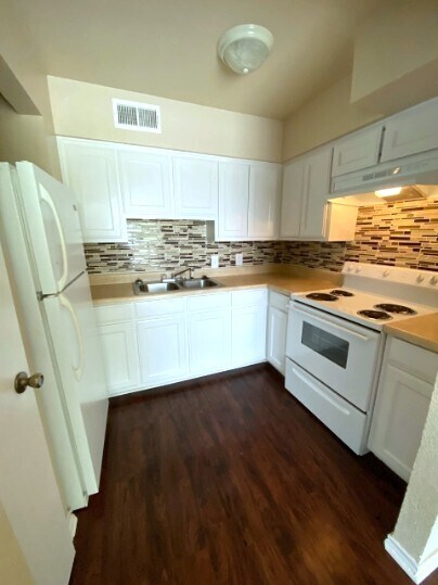 Building Photo - 2701 Green Oaks Rd