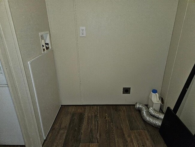 Building Photo - 482 McDonald Ln W