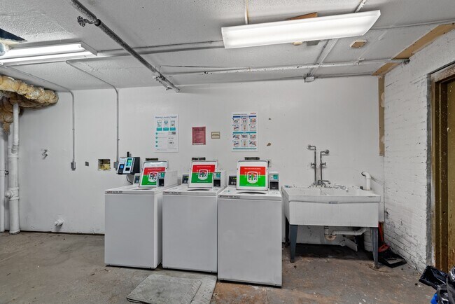 Building Photo - 1432 W Kilbourn Ave