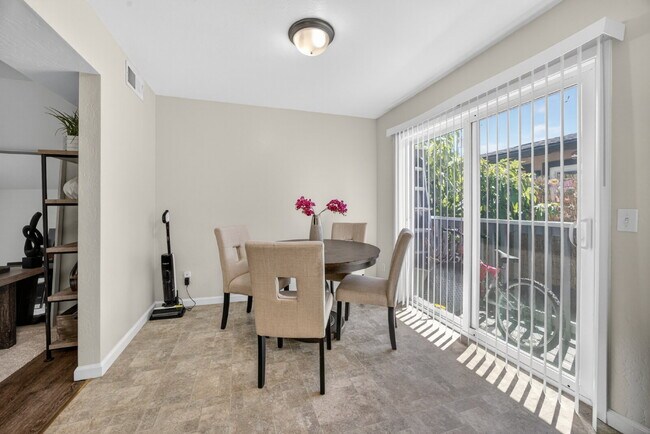 Building Photo - Remodeled 2-Bedroom Gem Near Sac City College