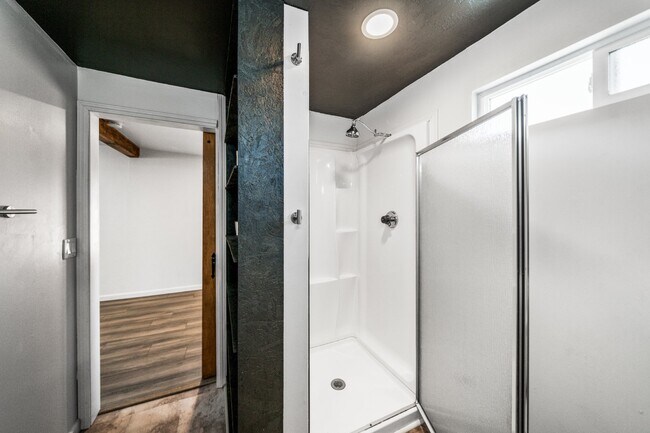 Building Photo - Adorable Studio Apt in Cottonwood - Dog Friendly! Available NOW!