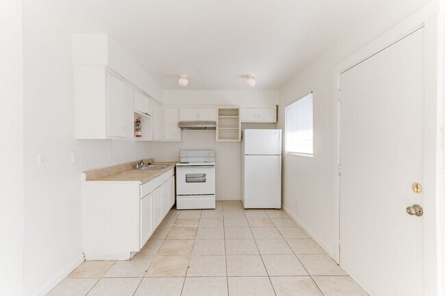 Building Photo - Bright & Spacious 2-Bedroom in the Heart of Las Vegas!