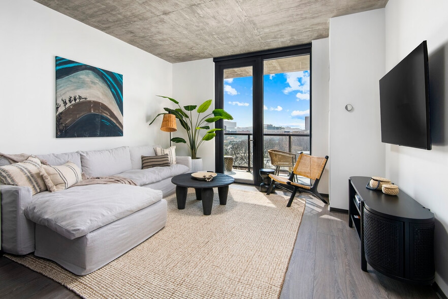 Building Photo - 1431 W Lake St