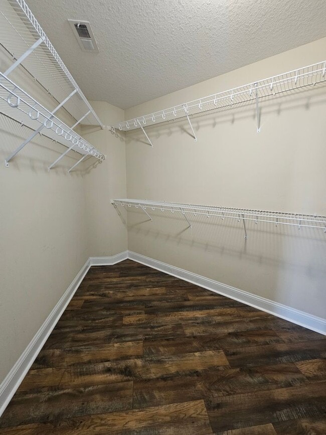Building Photo - Spacious 3 Bedroom 2 Bathroom Home on Half...