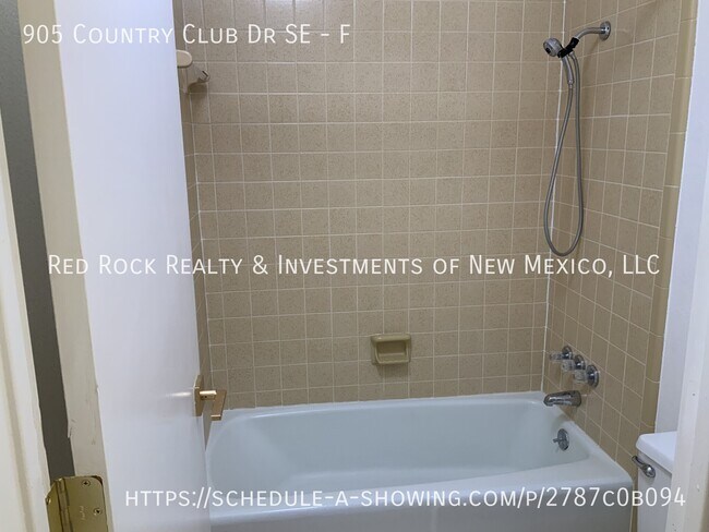Building Photo - 905 Country Club Dr SE