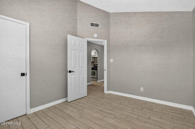 Building Photo - 9128 Bur Oak Cir