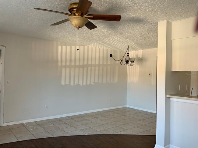Building Photo - 2525 W Bay Dr