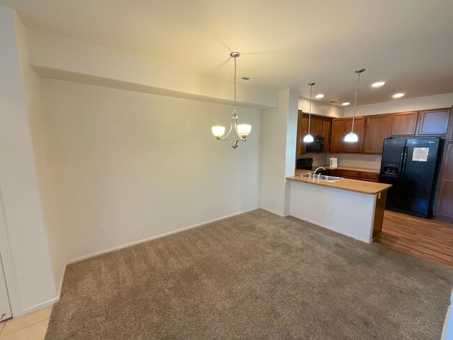 Building Photo - 3 Bedroom Townhome Available Near Dublin B...