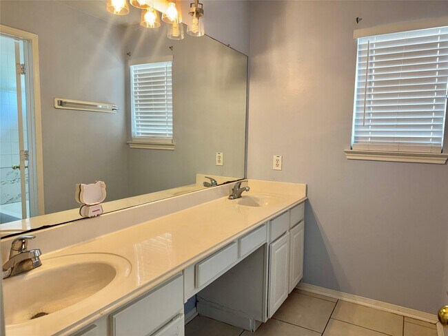 Building Photo - 14802 Bellflora Ct