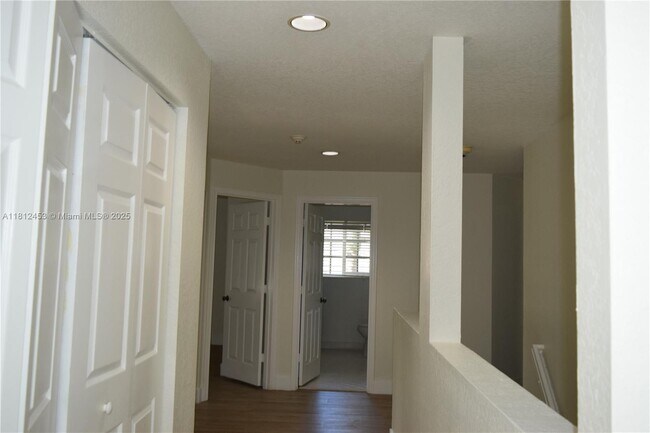 Building Photo - 991 Crestview Cir