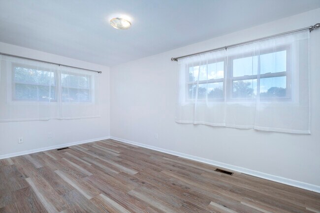 Building Photo - 5760 Saundersville Rd
