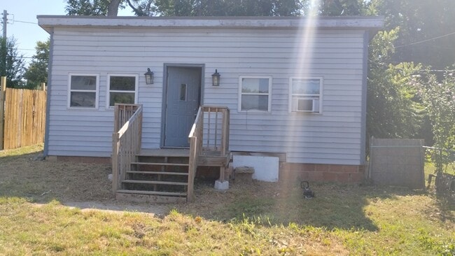 Building Photo - 1225 S Cedar Ave