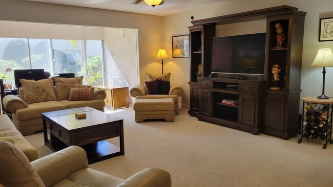 Building Photo - Annual turnkey furnished ground floor cond...