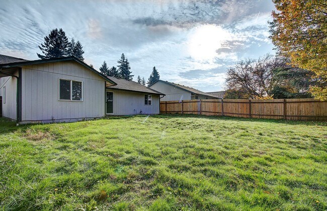 Building Photo - This one level charmer won't last long! 3 bedrooms, 2 baths, fully fenced yard, pets welcome!