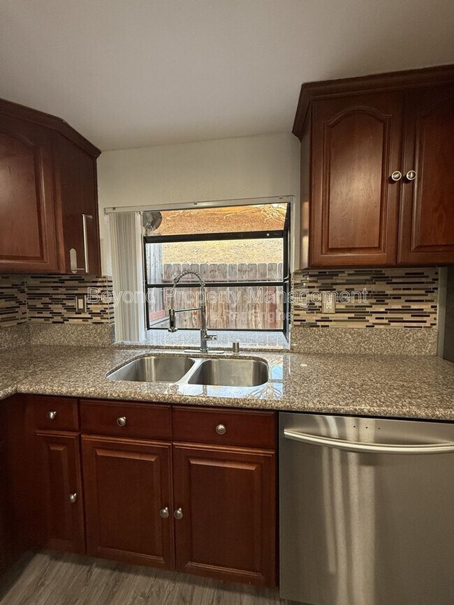 Building Photo - 8535 Paradise Valley Rd