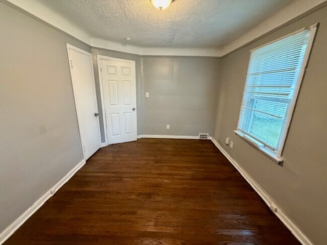 Building Photo - 2 Bedroom 1 Bath House For Lease