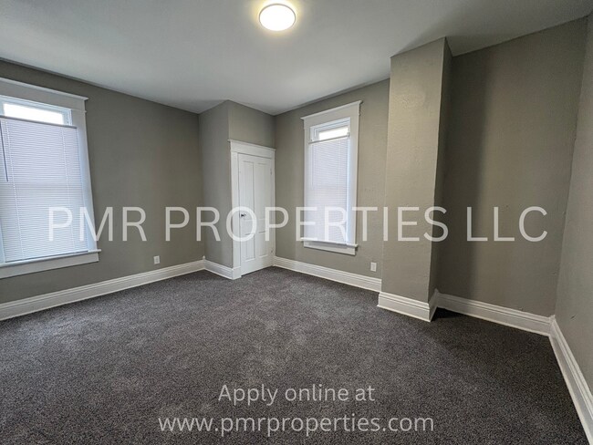 Building Photo - 3 Bedrooms / 1.5 Bathroom House
