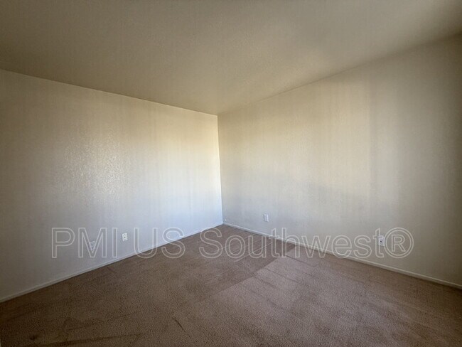 Building Photo - 1800 Club House Dr