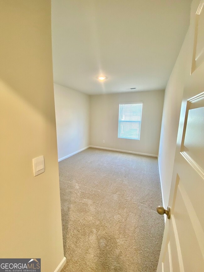 Building Photo - 256 Lauritsen Way